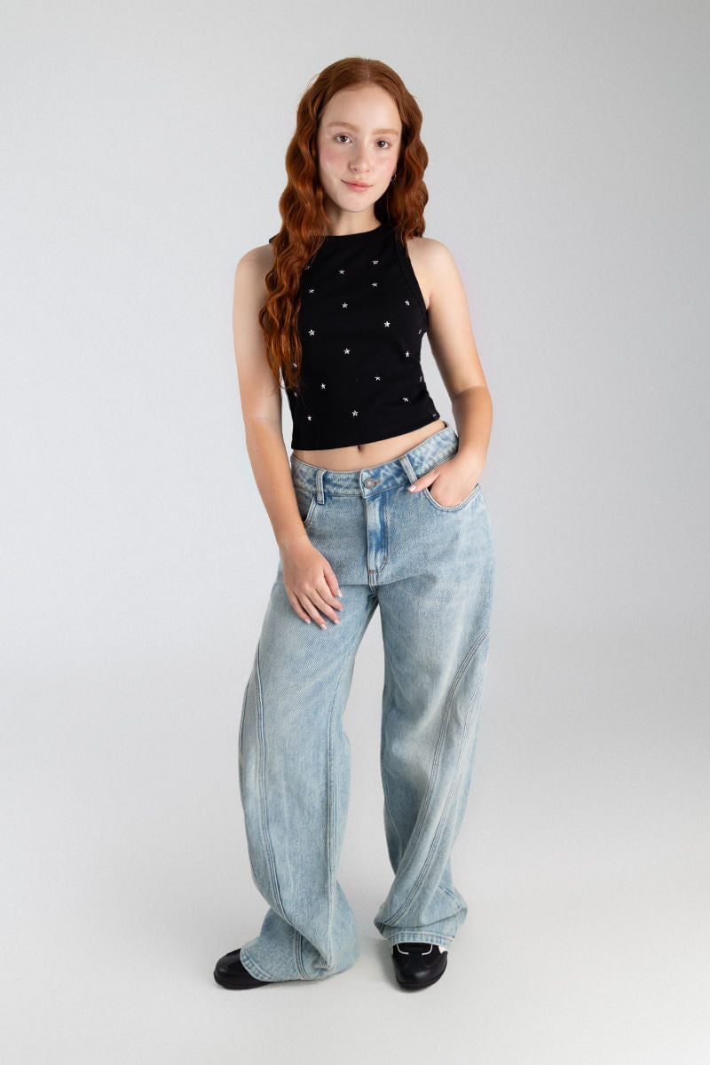 girl-sleeveless-crop-top-easy-everyday-looks-52348062