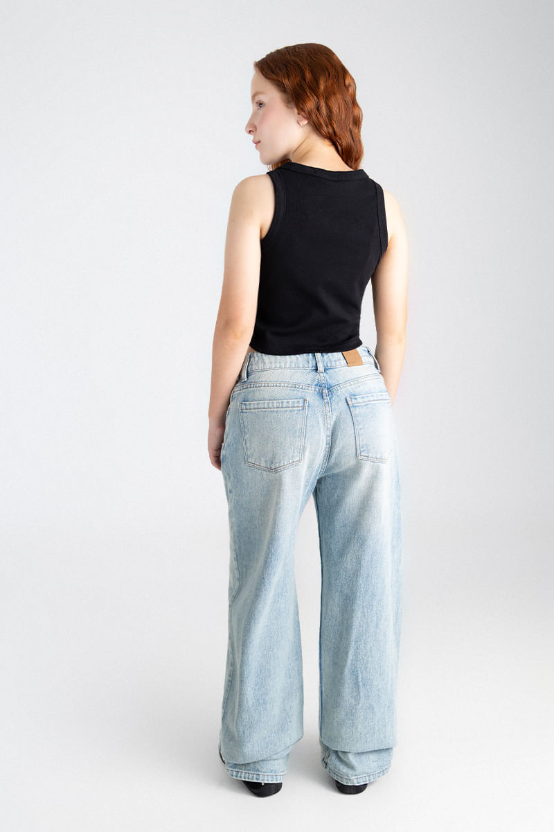 girl-sleeveless-crop-top-easy-everyday-looks-52348062